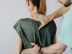 颈部肌肉劳损引发肩颈疼痛的机制与科学应对方法