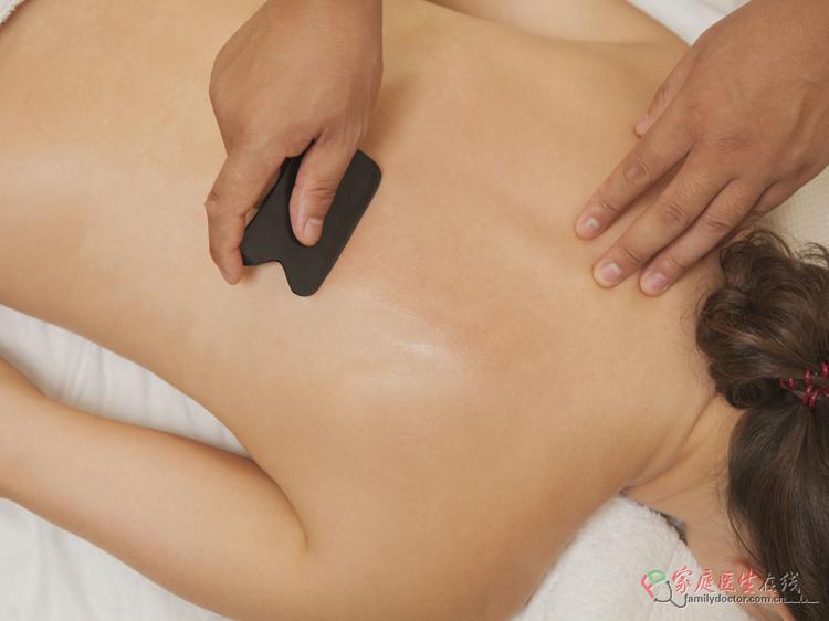 刮痧真能排毒？科学原理+安全指南帮你正确用