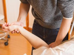 老年膝关节滑膜炎抬腿锻炼指南：正确姿势与注意事项