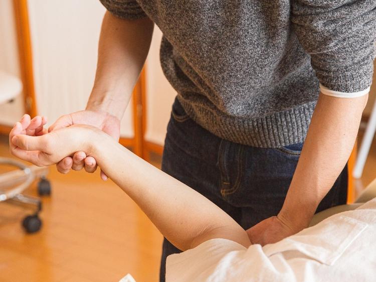 老年膝关节滑膜炎护膝：抬腿锻炼的正确打开方式