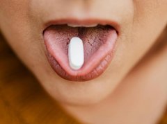 舌下疼痛舌苔白厚怎么办？中医上火调理方法全解析