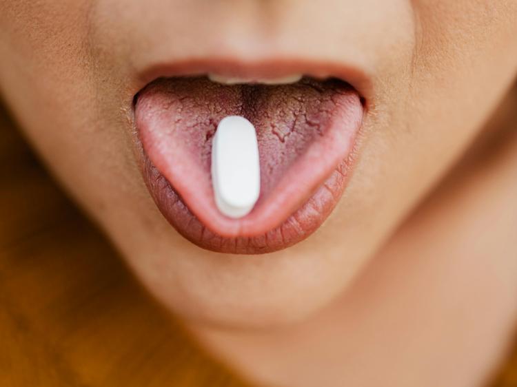 舌下疼痛舌苔白厚?科学调理“上火”有方法