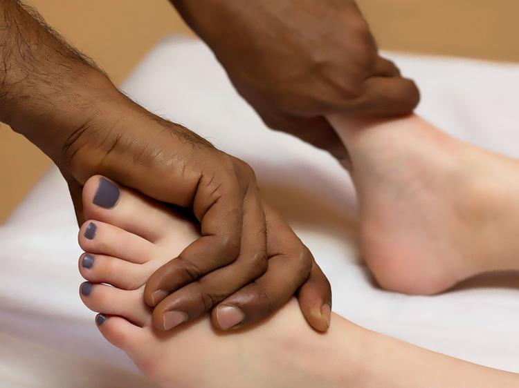 饭后别急着泡脚！掌握讲究护好消化与心脑