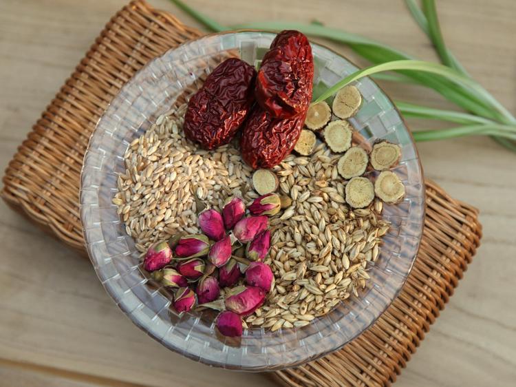 黄芪桑葚能一起泡水吗?功效、禁忌与正确喝法一文讲清