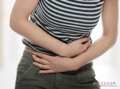 吃蟹后喝生姜红糖水能缓解不适吗？科学解析与健康提醒