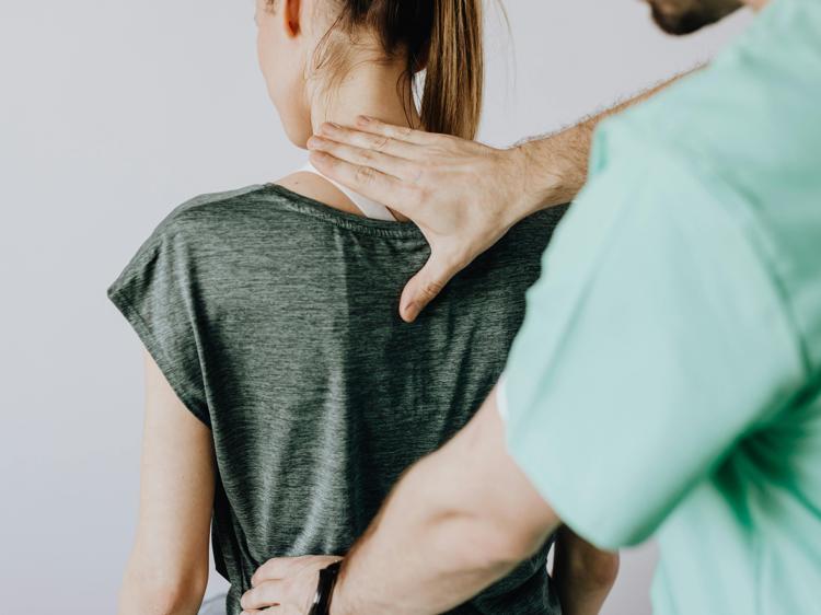 肩膀疼到失眠？警惕颈椎病在作祟