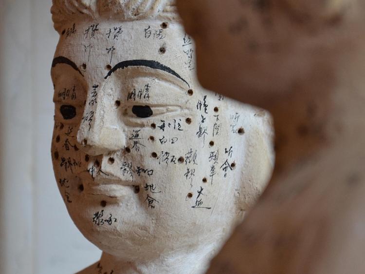 突然昏倒四肢冷？小心中医“气厥”——教你识别信号与科学应对